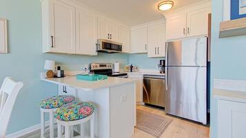 Geladeira, micro-ondas, fogão, lava-louças