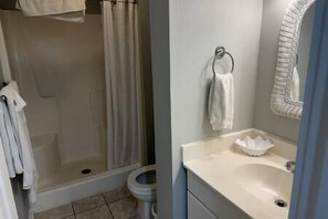 Dusche, Haartrockner, Handtücher, Toilettenpapier