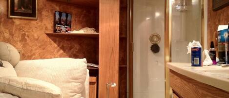 Tina de hidromasaje, secadora de cabello, toallas, jabón