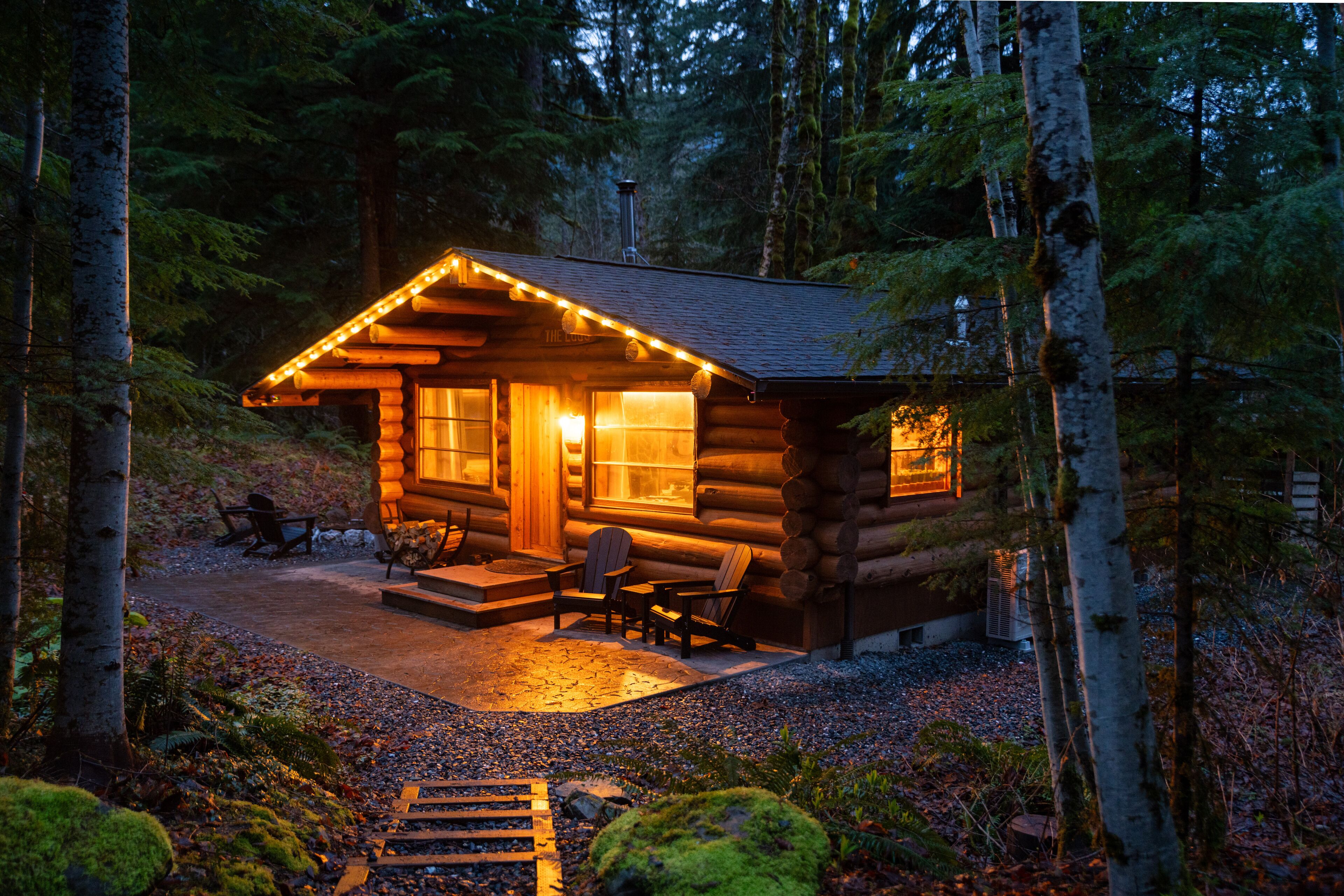Mt Baker Log Cabin w/ Cedar Hot Tub, Firepit, Central Heating/Cooling & BBQ