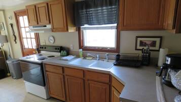 Jääkaappi, uuni, liesi, kahvin-/teenkeitin