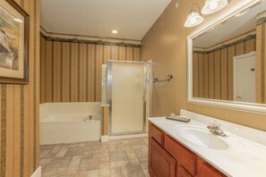 Hair dryer, towels - Stylish 1BR Urban Haven: Great Rock Retreat (Branson)