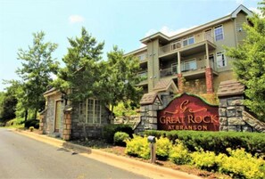 A multi-story building with a stone facade and a sign that reads "Great Rock at Branson." - Elegant 1BR Condo: Great Rock Resort (Branson)