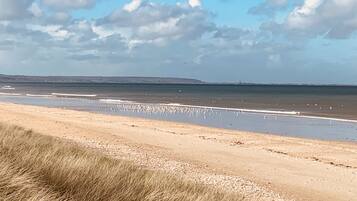 Vlak bij het strand, ligstoelen, strandlakens