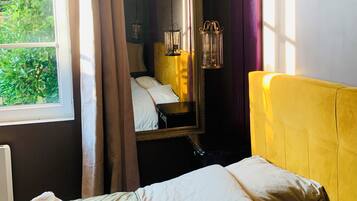 4 slaapkamers, een bureau, een strijkplank/strijkijzer, reisbedje