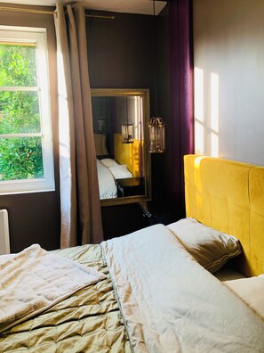 4 chambres, bureau, fer et planche à repasser, lit parapluie