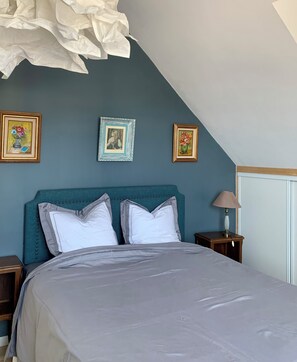 4 chambres, bureau, fer et planche à repasser, lit parapluie