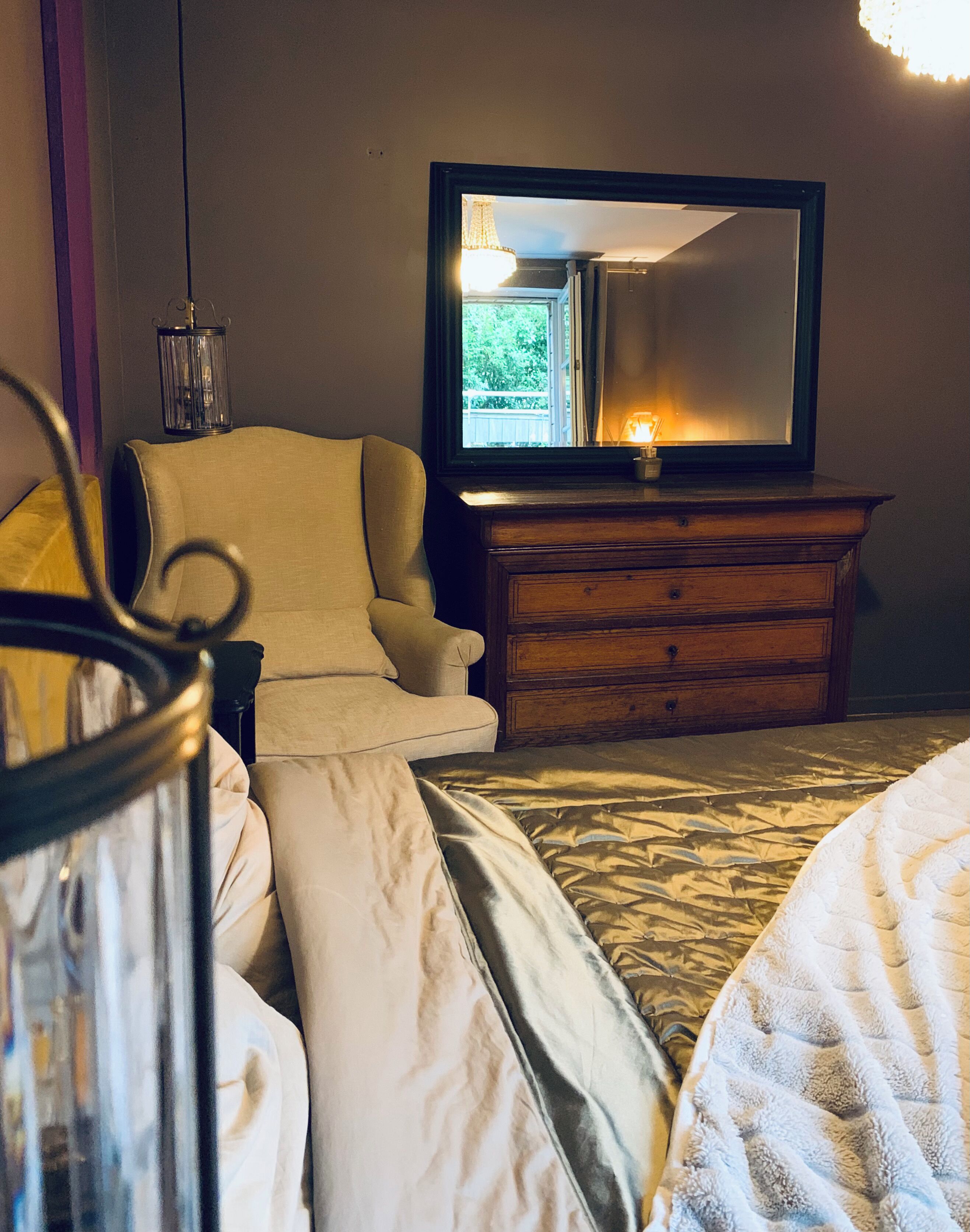 2 chambres, bureau, fer et planche à repasser, lit parapluie