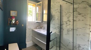 Douche, baignoire à jets, sèche-cheveux, serviettes fournies