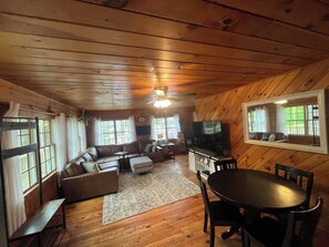 TV - PRIVATE WATERFRONT DOG FRIENDLY LAKE HOUSE  (Wales)