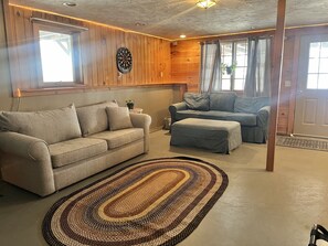 TV - PRIVATE WATERFRONT DOG FRIENDLY LAKE HOUSE  (Wales)