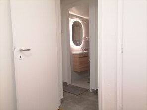 Douche, séchoir à cheveux, serviettes fournies, savon