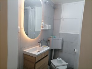 Een douche, een haardroger, handdoeken, zeep