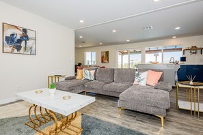 Smart TV, stereo - Desert Oasis! -Entire home (Tucson)