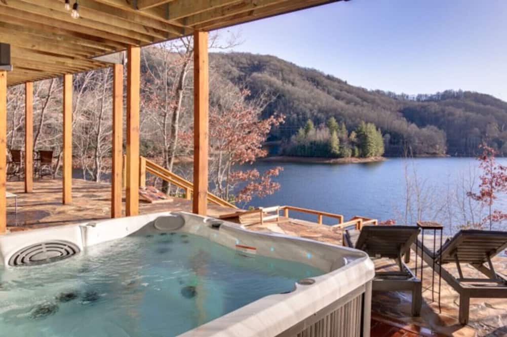 Modern Mountain Villa on pristine Nantahala Lake