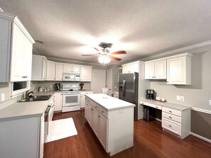 Kjøleskap, mikrobølgeovn, ovn og kokeplater