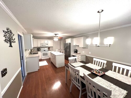 Quiet Sanctuary awaits you! 3 Bed 2.5 Bath, Private Pool and Dog Friendly Home!