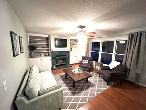 Een smart-tv, een open haard en een kantoor