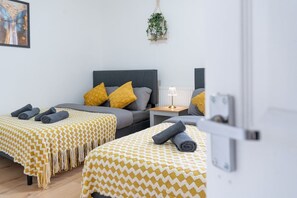 3 slaapkamers, een strijkplank/strijkijzer, internet, beddengoed