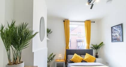 Open Mind Property - Luxury 5 Beds & Free Parking