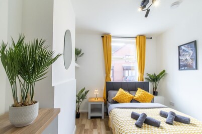 Open Mind Property - Luxury 5 Beds & Free Parking