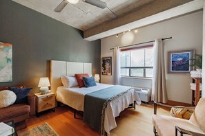 Iron/ironing board, free WiFi, bed sheets - Prime Location - Modern Studio - Walk Downtown Athens (Athens)