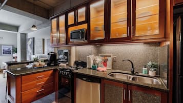 Fridge, microwave, stovetop, dishwasher