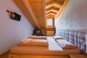 2 bedrooms, free WiFi, bed sheets - [Refuge Under the Stars] Near Madonna di Campiglio (Ossana)