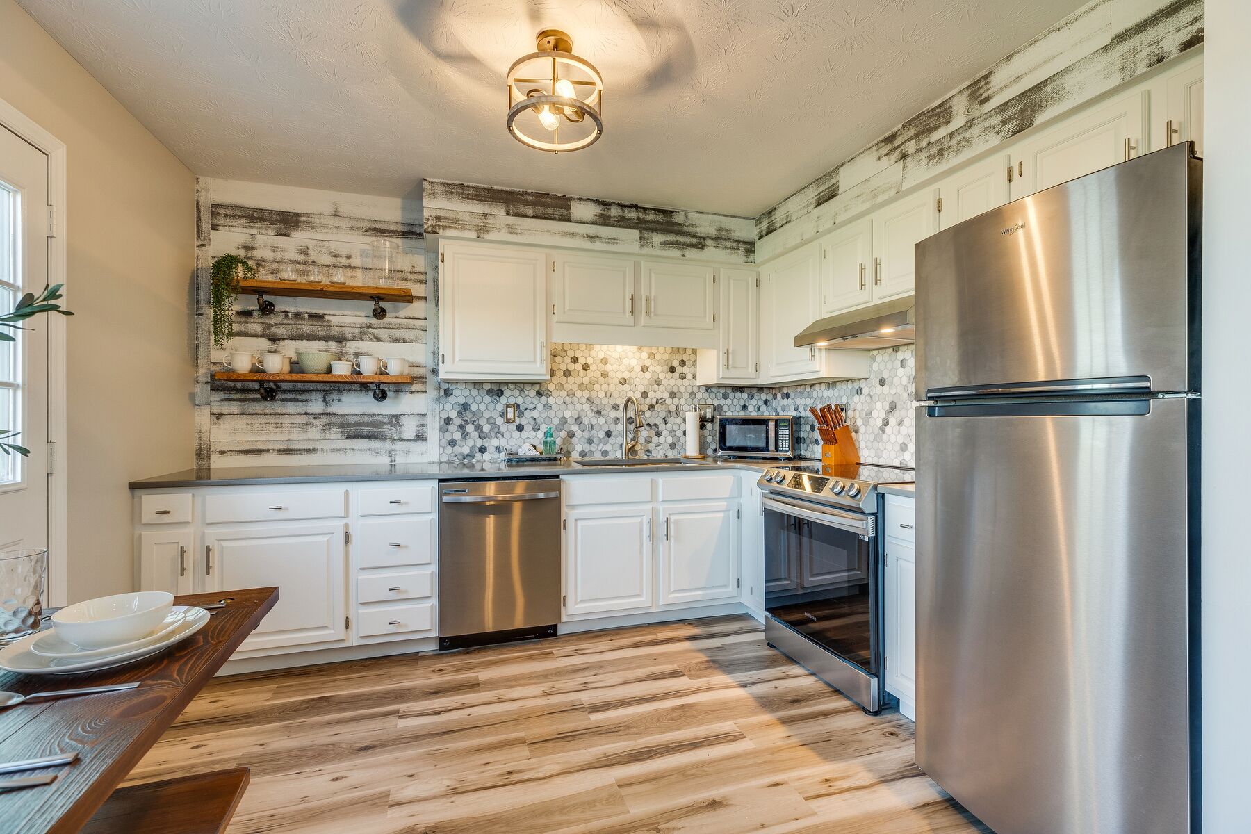 Micro-ondes, four, plaque de cuisson, lave-vaisselle