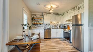 Microondas, horno, parrilla de estufa y lavavajillas