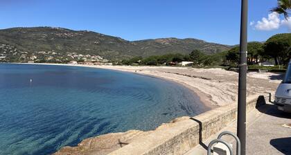 Moitié de Villa pour 4 personnes avec jardin entre mer et montagne au calme