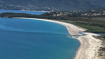 Plage à proximité, chaises longues