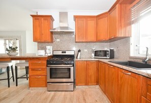Full-size fridge, microwave, oven, stovetop
