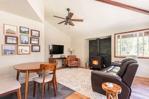 Smart TV - Lupine Glen: Community Pool, Wifi, Fire, Deck! (Rhododendron)