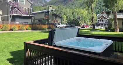 Vibrant Central Studio w/ Hot Tub and AC