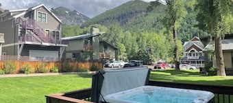 Vibrant Central Telluride Studio w Hot Tub