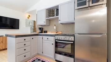 Frigorifero, microonde, forno, piano cottura