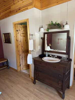 Een bubbelbad, een haardroger, handdoeken, zeep