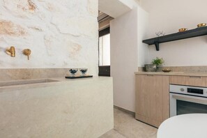 Fridge, oven, coffee/tea maker, electric kettle