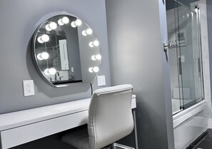 Dusche, Whirlpool, Haartrockner, Handtücher
