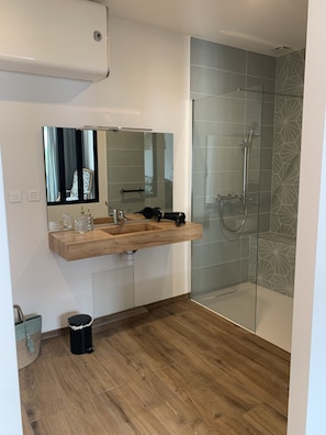 Douche, sĂšche-cheveux, serviettes fournies, savon