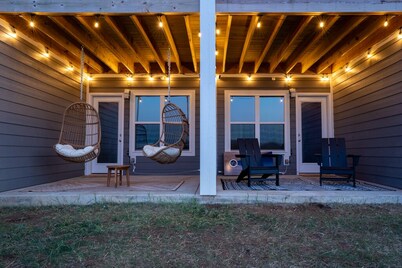 Sleep 16★Family-Friendly★Panoramic View★Kind Bed, Pool, Arcade, Central Location