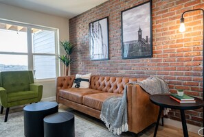 تلفزيون ذكي، ألعاب فيديو، كُتُب