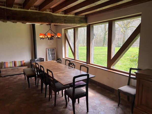 Dining - Domaine Les Muids - Gîte "les Oiseaux". Piscine et Forêt Privée Proche de Paris (Brinon-sur-Sauldre)