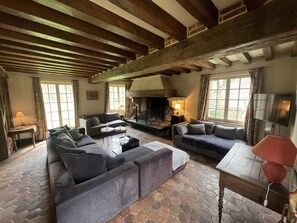 Living area - Domaine Les Muids - Gîte "les Oiseaux". Piscine et Forêt Privée Proche de Paris (Brinon-sur-Sauldre)