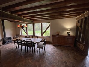 Dining - Domaine Les Muids - Gîte "les Oiseaux". Piscine et Forêt Privée Proche de Paris (Brinon-sur-Sauldre)