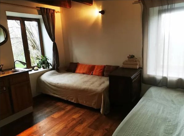 1 bedroom, iron/ironing board, travel cot, Internet - Small House (Les Ancizes-Comps)