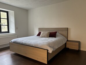 2 bedrooms, travel cot, free WiFi