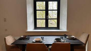 2 bedrooms, travel crib, free WiFi