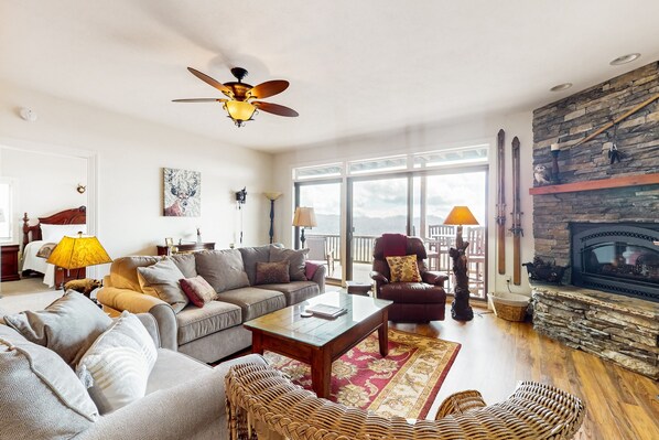 TV, fireplace - Fantastic condo with large deck, fireplace, stunning Grandfather Mountain vistas (Sugar Mountain)